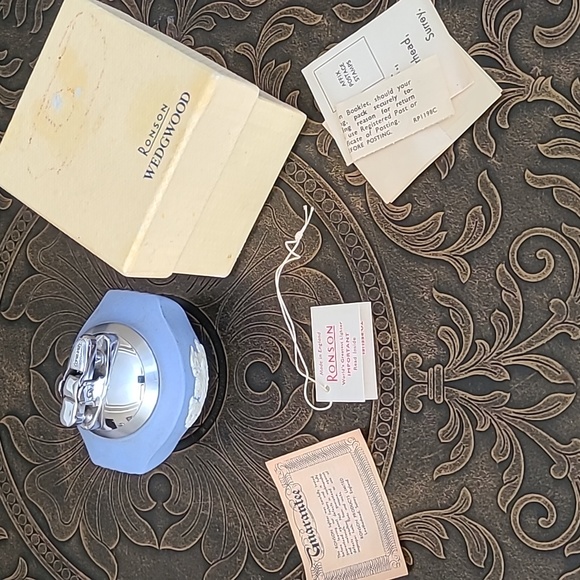 Vintage Wedgwood Table Lighter - Picture 2 of 6